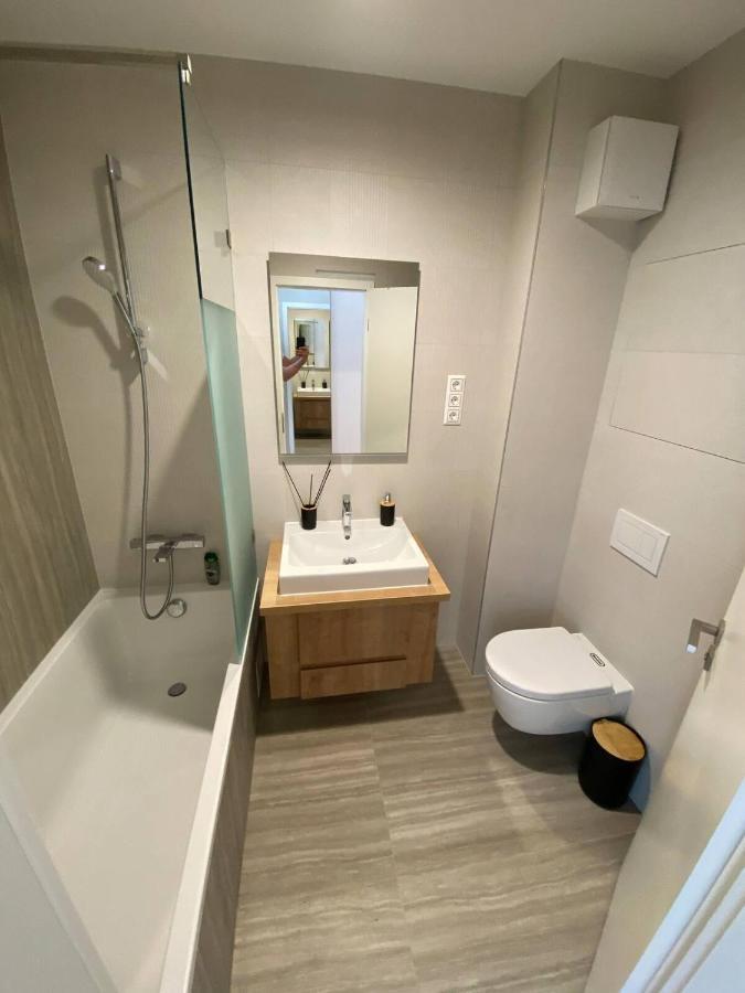 Clyde-Premium Lelle Waterfront Private Apartment Balatonlelle Extérieur photo