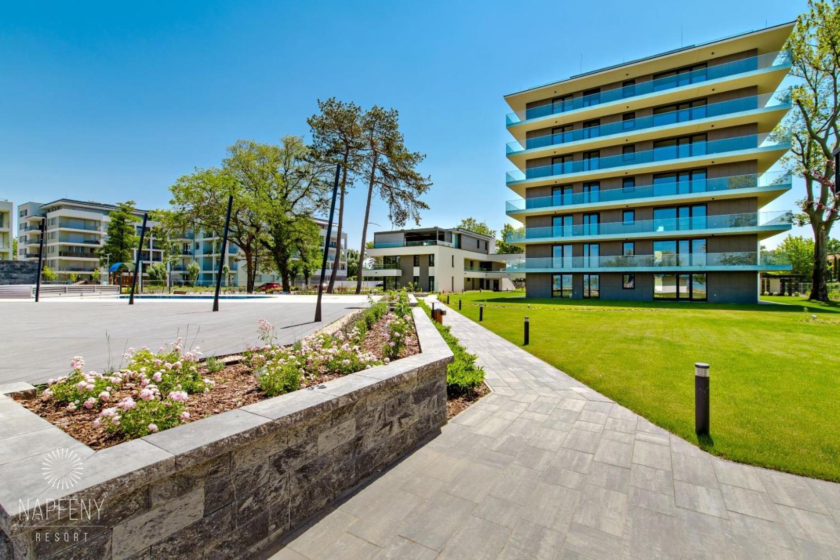 Clyde-Premium Lelle Waterfront Private Apartment Balatonlelle Extérieur photo