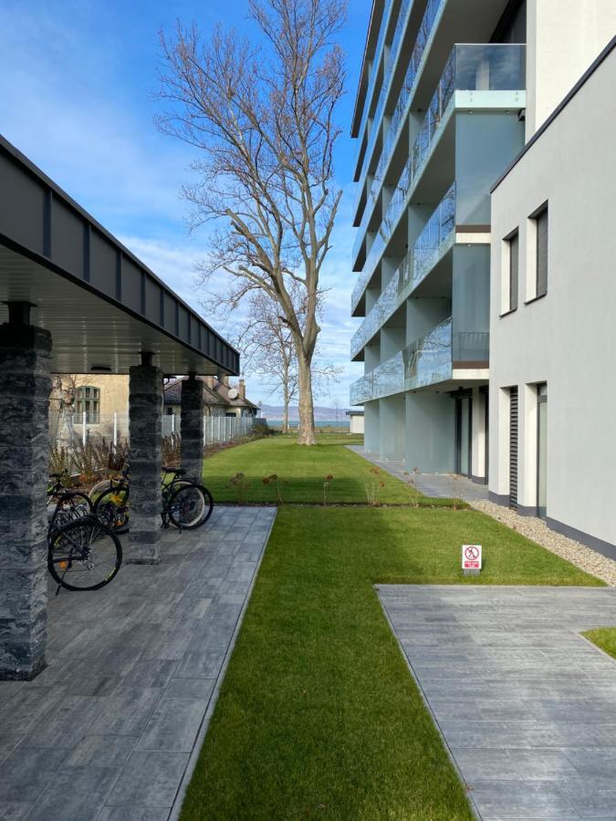 Clyde-Premium Lelle Waterfront Private Apartment Balatonlelle Extérieur photo